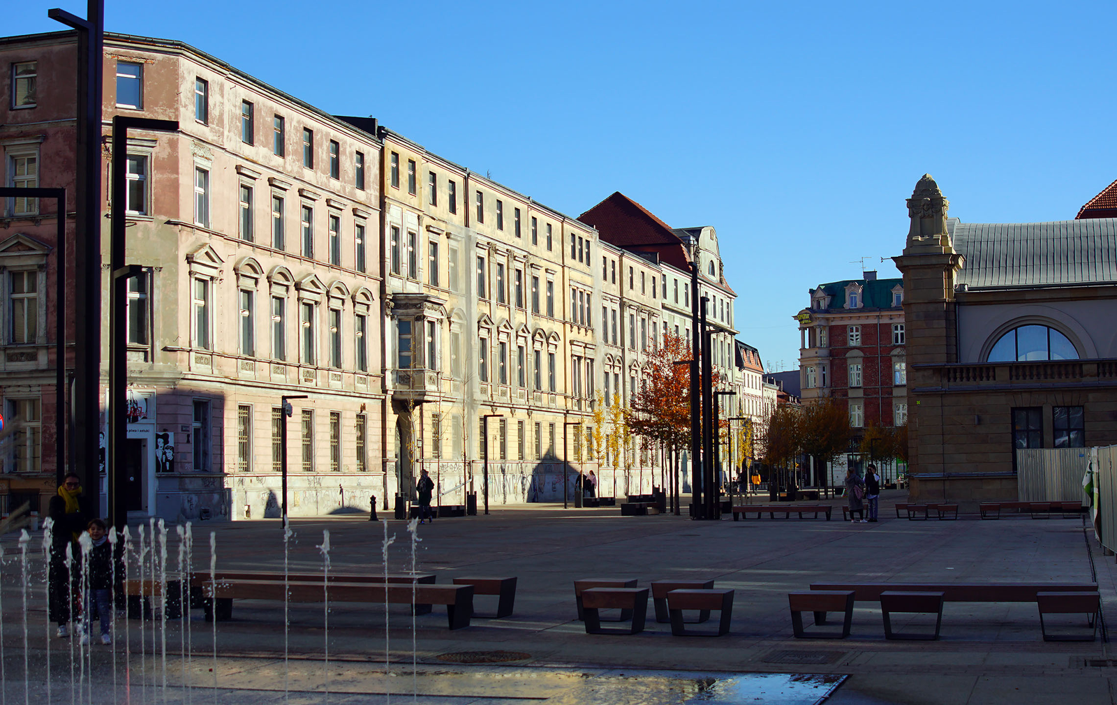 Zdjęcie kamienicy Dworcowej 3 wykonane przez ireneusz1966 na licencji CC BY 4.0